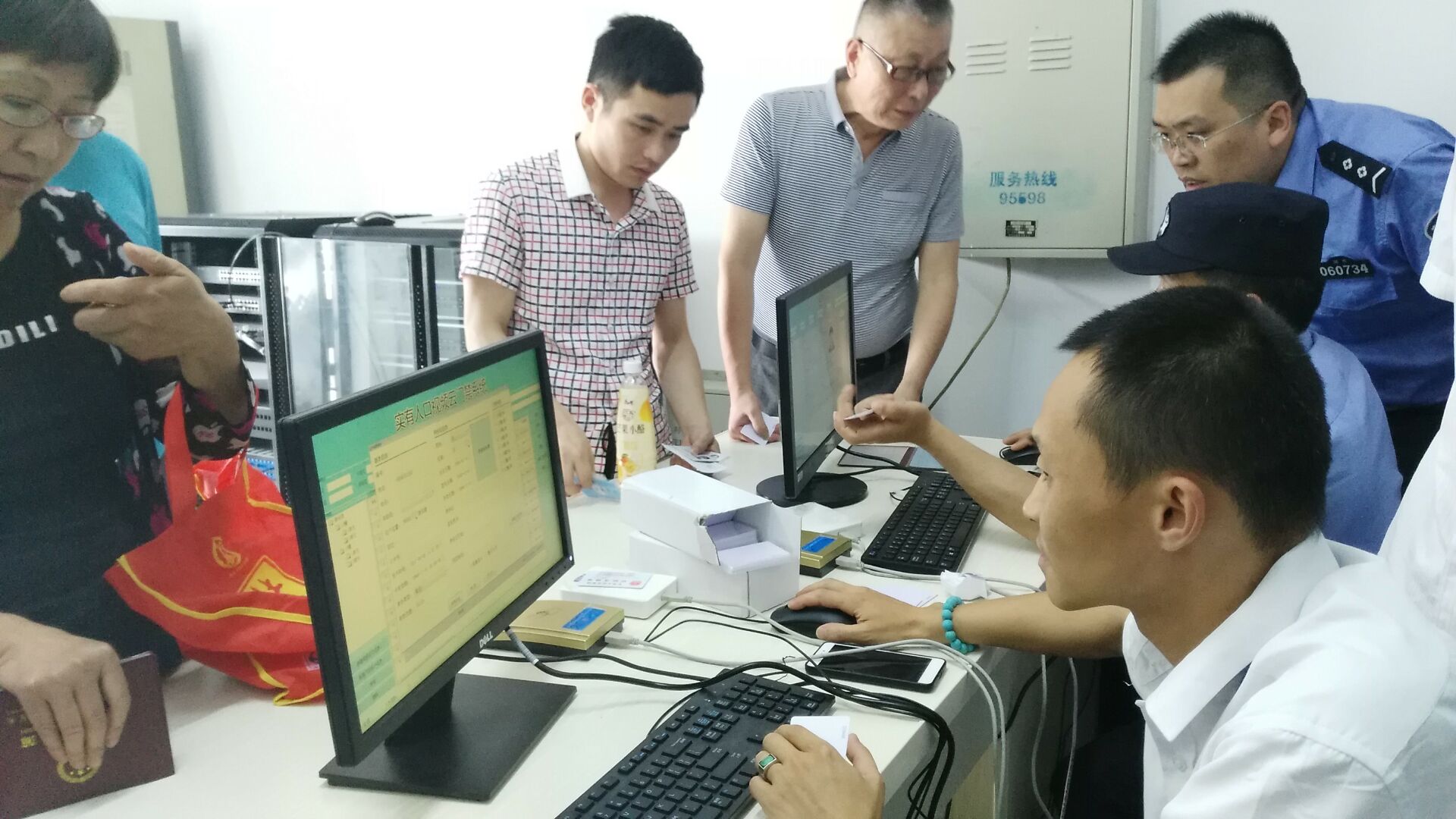 苏州锦邻缘小区使用我公司的身份证门禁系统 身份证门禁系统又称实有人口视频云门禁系统,主要是实现的功能如下: 1、租客刷身份证开门,业主刷IC卡开门 2、刷身份证时抓拍刷卡时的照片 3、查看刷记录时,可以查看刷时前后10秒的视频 4、多门联网,数据共享 5、外来人员,做访客登记进入 6、可实时查看每个门的状态,锁的状态 苏州锦邻缘小区使用我公司的身份证门禁系统 身份证门禁系统又称实有人口视频云门禁系统,主要是实现的功能如下: 1、租客刷身份证开门,业主刷IC卡开门 2、刷身份证时抓拍刷卡时的照片 3、查看刷记录时,可以查看刷时前后10秒的视频 4、多门联网,数据共享 5、外来人员,做访客登记进入 6、可实时查看每个门的状态,锁的状态