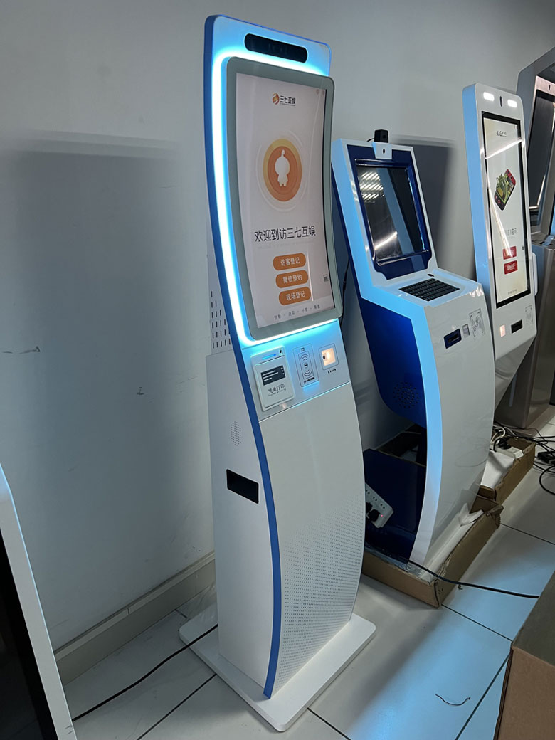 曲面屏自助访客一体机实物展示图SDV2023ZL